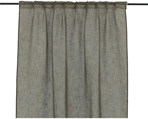 Gardin med veckbandsmontering på en gardinstång