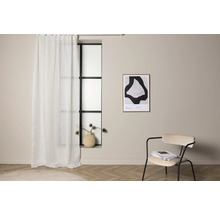 Ljust rum med vit gardin, fönster, bild och stol