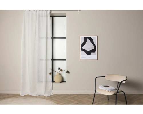 Ljust rum med vit gardin, fönster, bild och stol