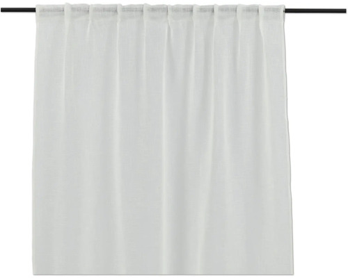 Vit gardinsjal med rynkbandsupphängning på en gardinstång