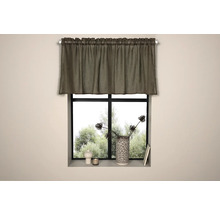 Fönster med gardinstång och sjal