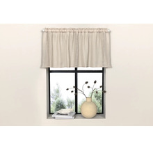 Fönster med gardinkappa och dekorativ inredning