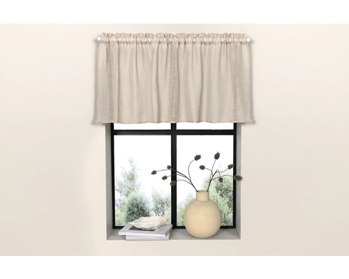 Fönster med gardinkappa och dekorativ inredning