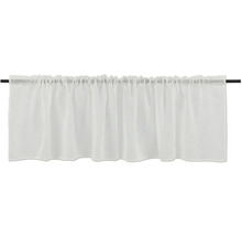 Vit gardinkappa med rynkband på en gardinstång