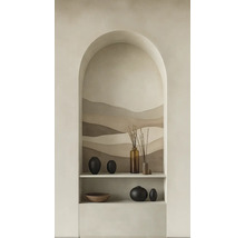 Dekorativ hylla med vaser och skål framför väggmålning