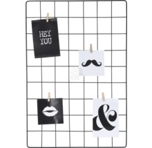 Metalgalleriet anslagstavla med foton och anteckningar