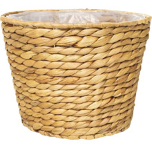 Flätad blomkruka av naturmaterial med plastinsats
