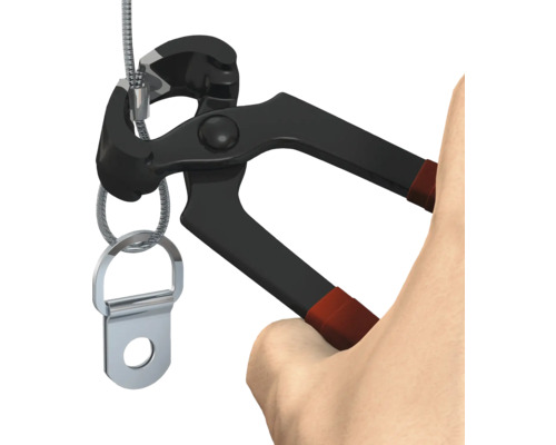 Hand som håller vajerlåset för att fästa en bildramskrok