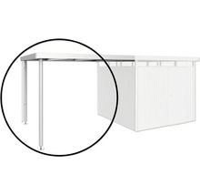 Detaljvy av en carport med aluminiumstolpar och ett trädgårdsskjul