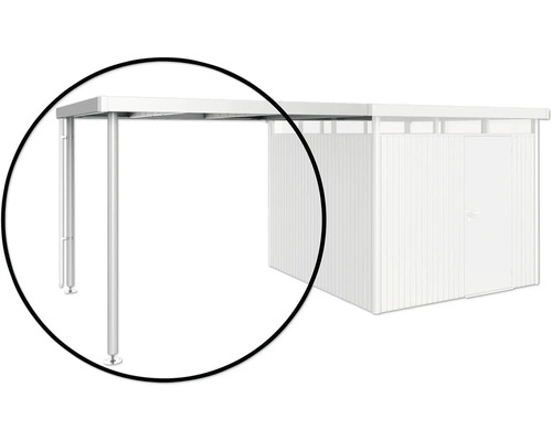 Detaljvy av en carport med aluminiumstolpar och ett trädgårdsskjul