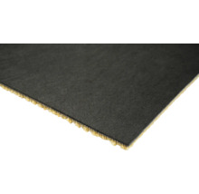 Närbild av en bit matta med en textilyta och en skumbaksida