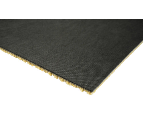 Närbild av en bit matta med en textilyta och en skumbaksida