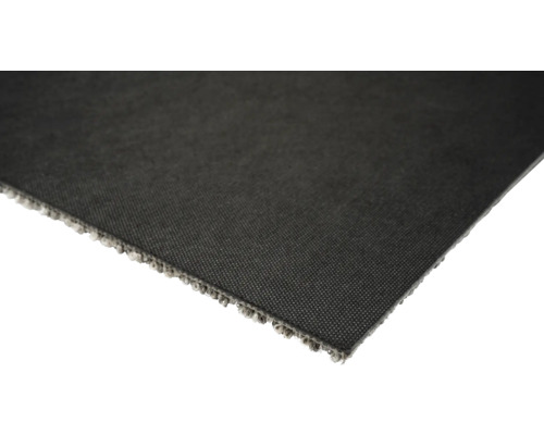 Närbild av en grå heltäckningsmatta.