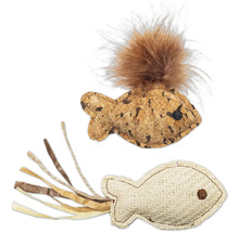 Två kattleksaker i form av en fisk, en av kork med fjädrar, den andra av vävt tyg med band