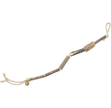 Gnagleksak av trä med klocka och repupphängning