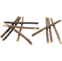 Stapel naturliga grenar för trädgården