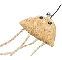 Kattleksak av kork med rep och bjällra