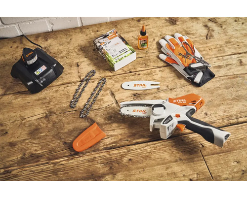 Stihl batteridriven grensåg set med laddare, sågkedjor, kedjeslipolja och handskar