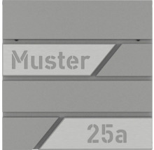 Modern husnummerskylt med texten Muster 25a