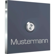 Namnskylt med ringklocka och texten Mustermann