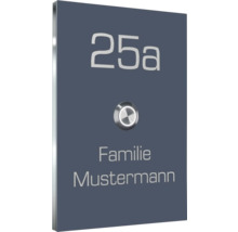 Husnummerplatta med husnummer, ringklocka och efternamn