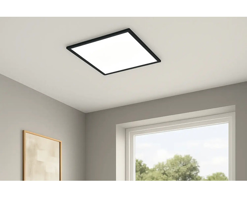 Fyrkantig taklampa med svart ram i ett rum