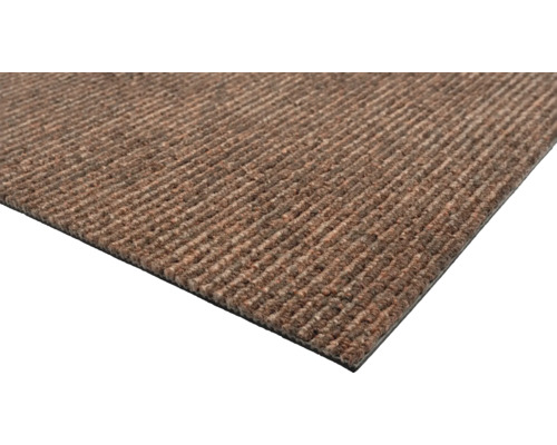 Brun matta med ribbad struktur.
