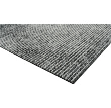 Detaljvy av en matta med linjärt mönster.