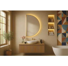 Badrum med tvättställsskåp, spegel med belysning, hylla och badkar