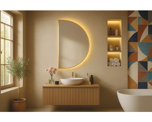 Badrum med tvättställsskåp, spegel med belysning, hylla och badkar