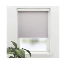 Utsikt över ett fönster med en grå rullgardin.