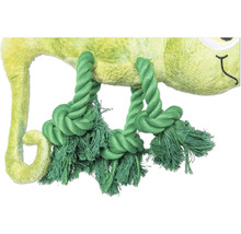 Detaljvy av en grön plyskameleont med repliknande leksak