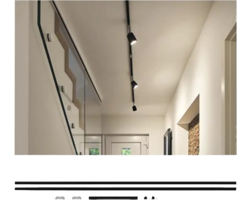 Hall med takskena och glasräcke