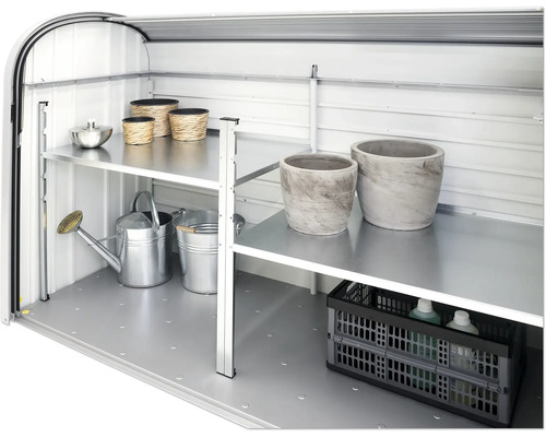 Hylla BIOHORT StoreMax 190 187x74,5cm Invändig vy av ett trädgårdsskjul med hyllor och trädgårdstillbehör som vattenkannor och blomkrukor.