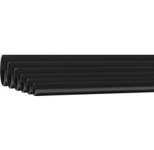 Flera svarta plaströr i olika storlekar