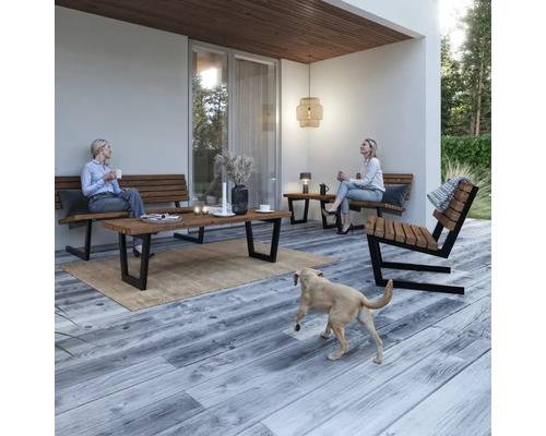 En uteplats med sittplatser, en matta och två kvinnor