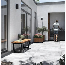 Modern uteplats med träbänk, växtlåda och utekök