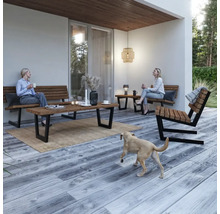 Terrass med sittplatser, bord och en person