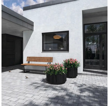 Utomhusvy av ett hus med bänk och planterade blomlådor