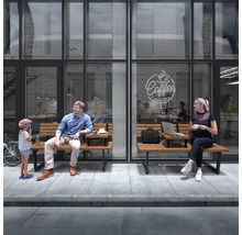 Scen med människor som sitter på en träbänk framför ett café