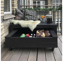 Terrass med svart förvaringsbänk med hjul, kuddar och drycker