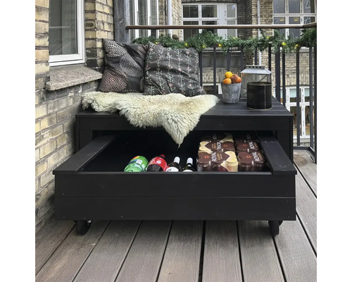 Terrass med svart förvaringsbänk med hjul, kuddar och drycker