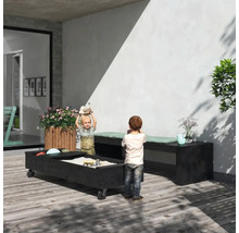 Utomhusscen med två lekande barn, en rullbar sandlåda, en träbänk med stoppning och ett planterat träkärl