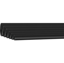 Svarta plaströr i olika diametrar.