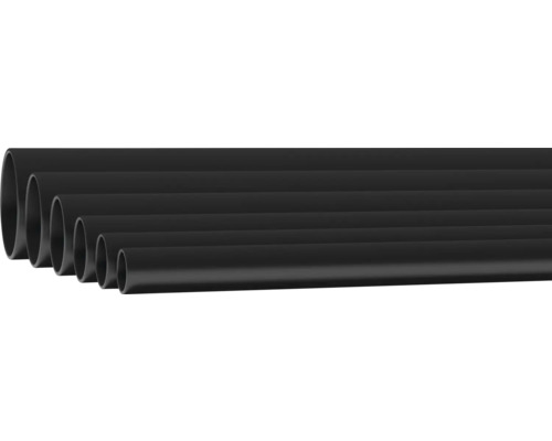 Svarta plaströr i olika diametrar.