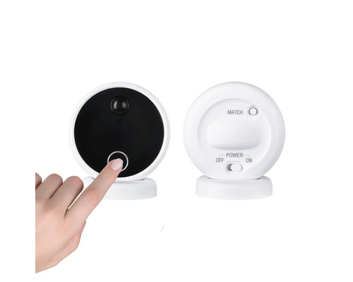 Två runda övervakningskameror med rörelsesensor och kontroller, en hand rör strömknappen