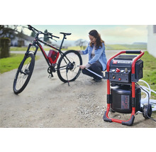 Kvinna pumpar cykeldäck med en Einhell-kompressor
