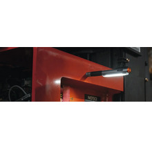 Pennlampa lyser upp metallyta