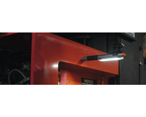 Pennlampa lyser upp metallyta