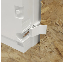 Detaljbild av en plastfördelningsdosa monterad på en träskiva